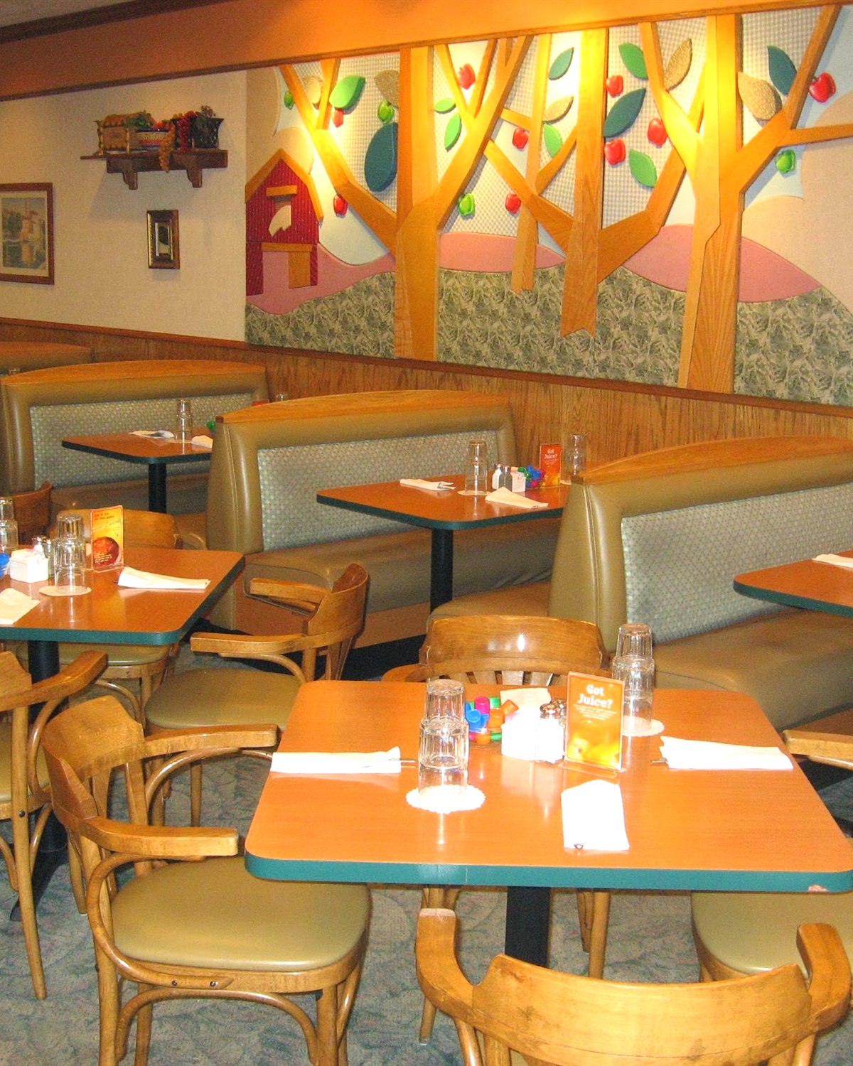 Booths and apple-tree murals in the Apple Villa dining room